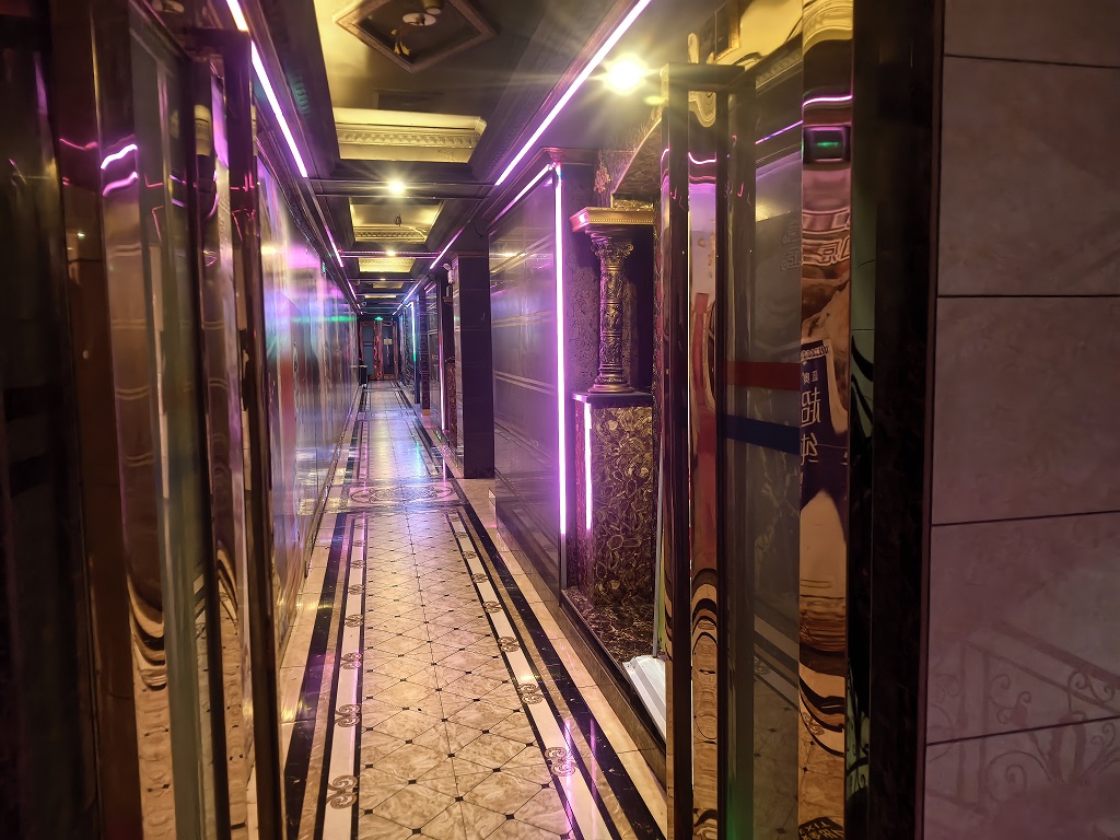 东兴市新华大道230号主楼第2层及副楼第3、4、5、6层衡宇招租通告 - 招标通告 - Ag亚洲集团